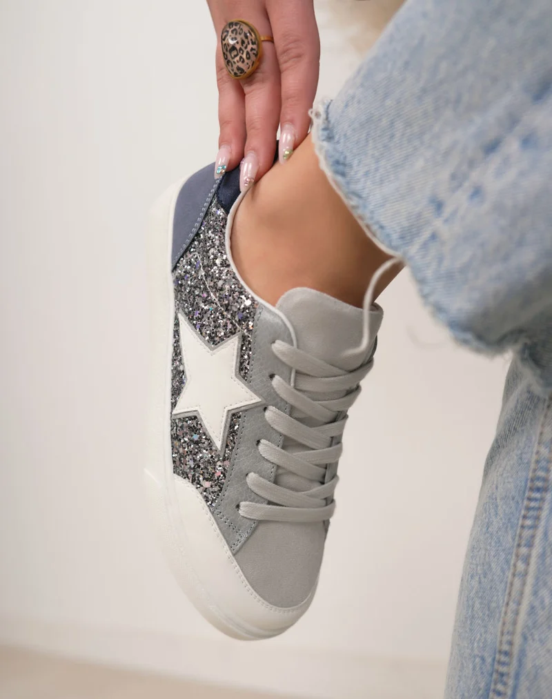 Basket femme bleue tendance à paillettes avec étoile blanche et détail bleu marine