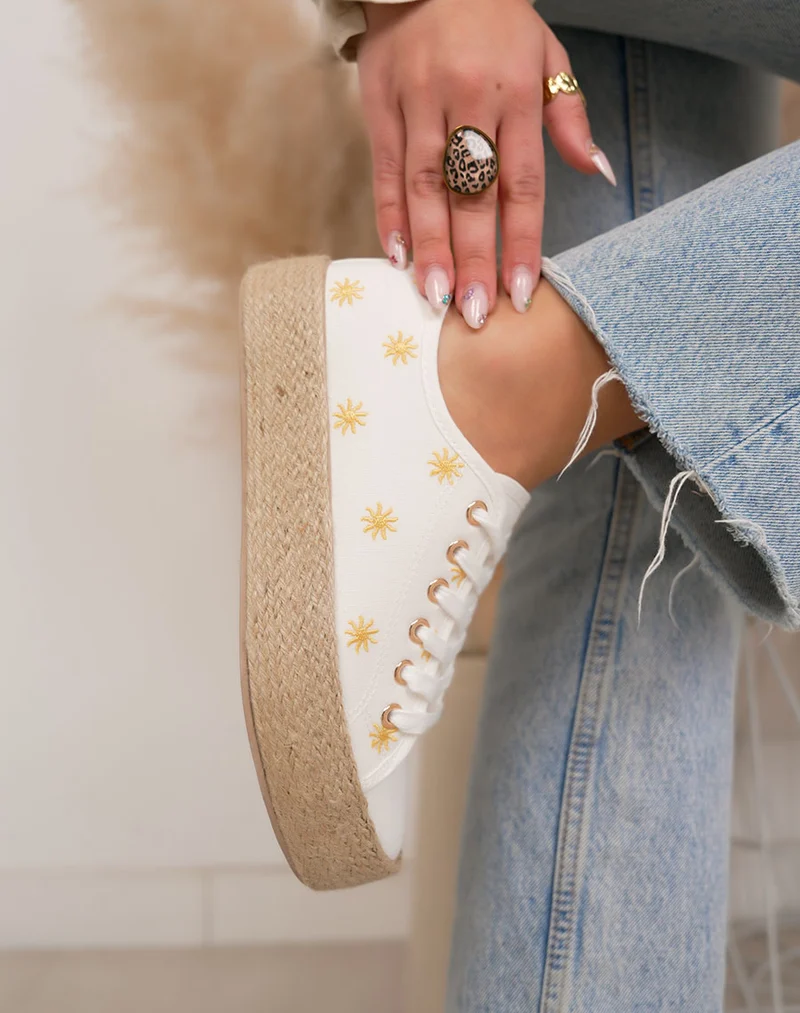 Basket femme blanche tendance en toile avec soleils dorés et semelle plateforme en osier