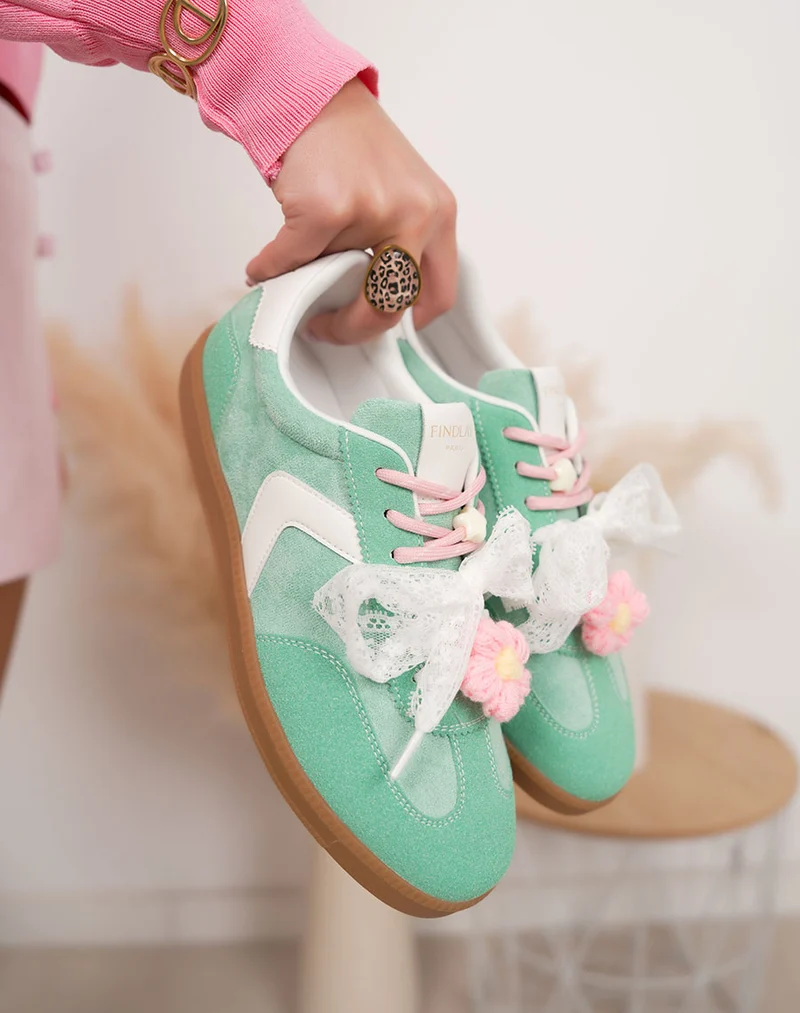 Basket femme verte tendance en suédine avec empiècements blancs et lacets fantaisie