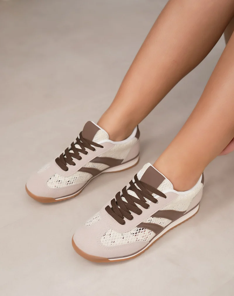 Basket femme beige et marron tendance avec broderie et double rayures