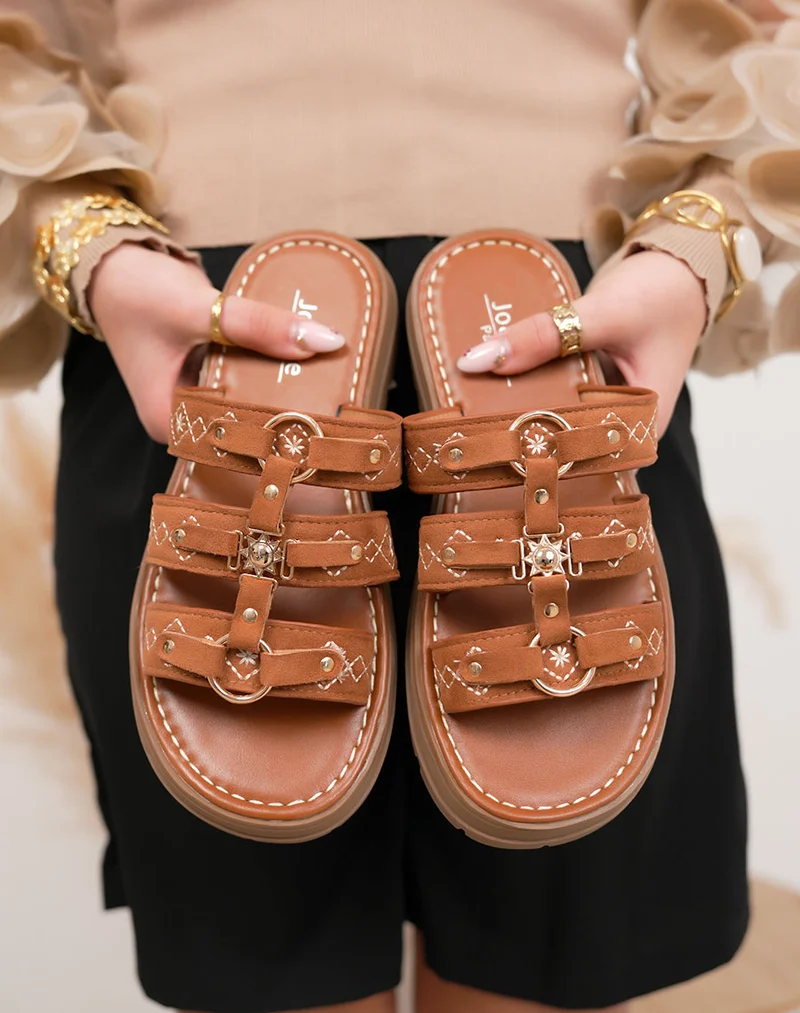Mules femme camel tendance à triple brides brodées avec bijou soleil doré et plateforme crantée