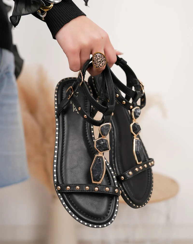 Nu-pieds femme noir tendance avec clous dorés et pierres décoratives