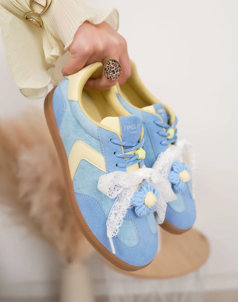 Basket femme bleue tendance en suédine avec empiècements jaunes et lacets fantaisie