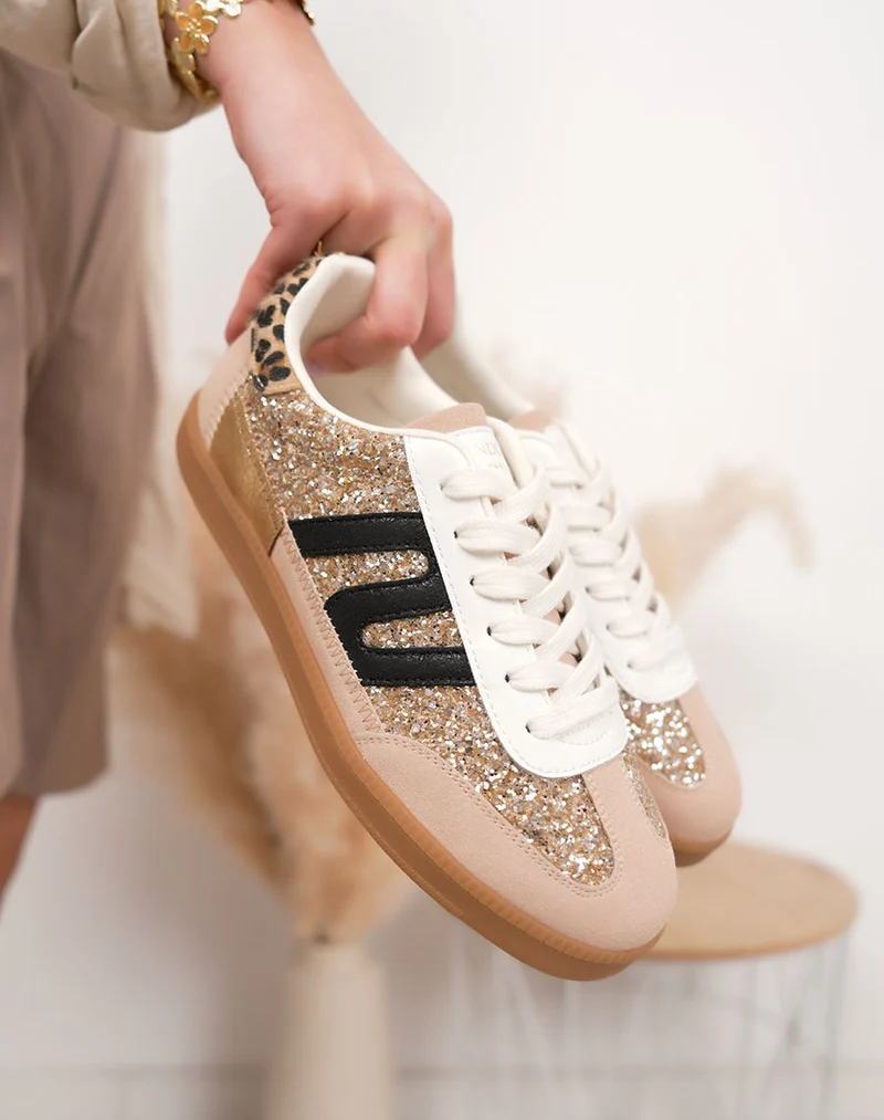 Basket femme beige tendance à paillettes avec bandes noires et lacets