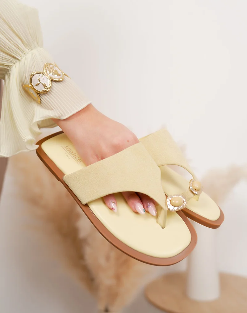 Mule femme jaune tendance en suédine avec entredoigt bijou