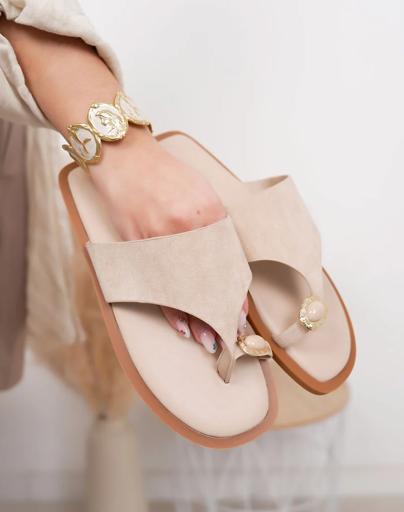 Mules beige en suédine avec entredoigt à pierre beige et doré.