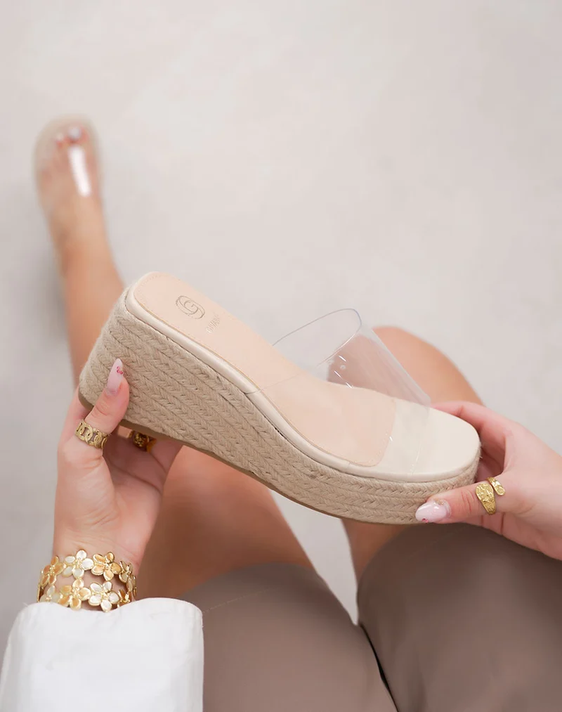 Mule femme beige tendance à talon compensé en osier et bride transparente
