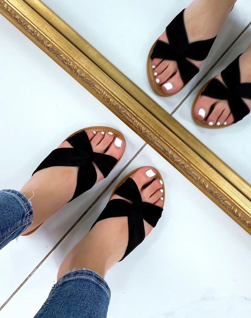 Mules plates en suédine noire à bride croisée