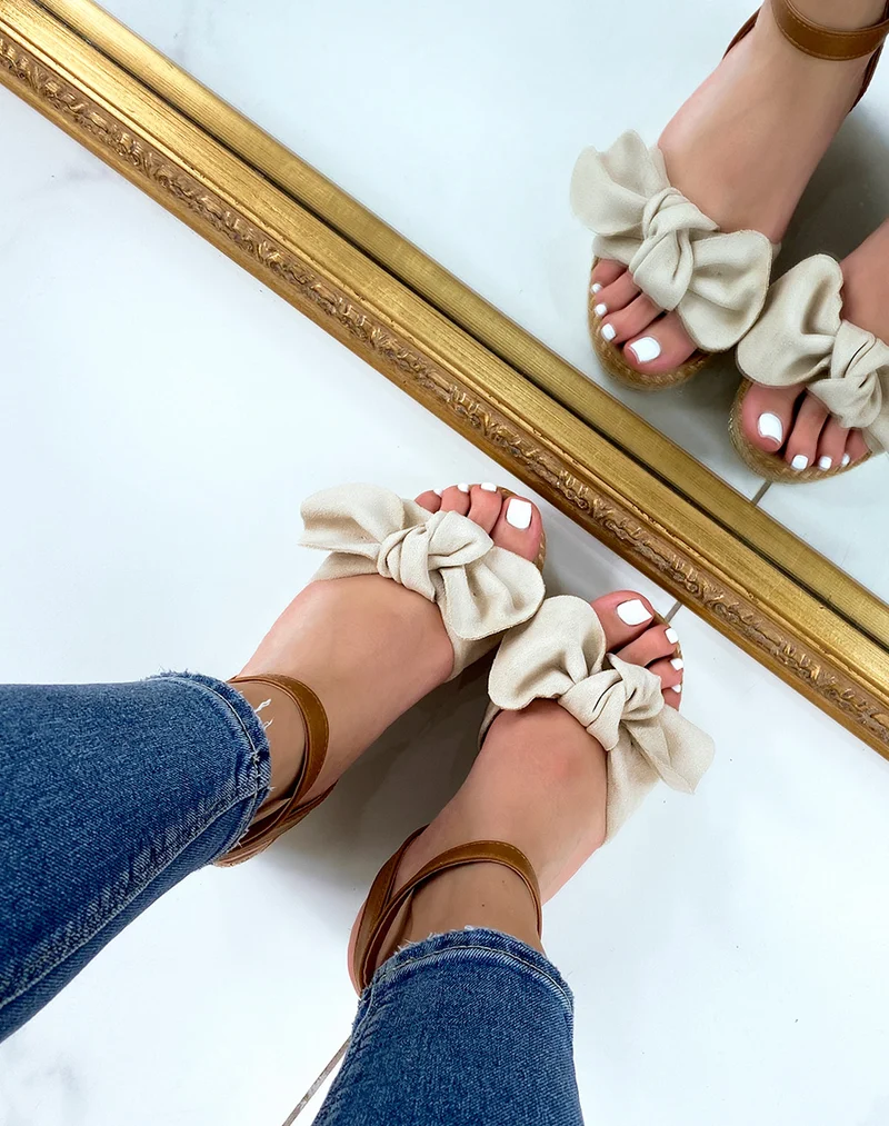 Sandales compensées à noeud en suédine beige et talon en toile de jute coloré