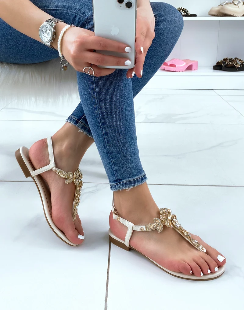 Nu-pieds beiges à multiples bijoux brillants beiges et dorés