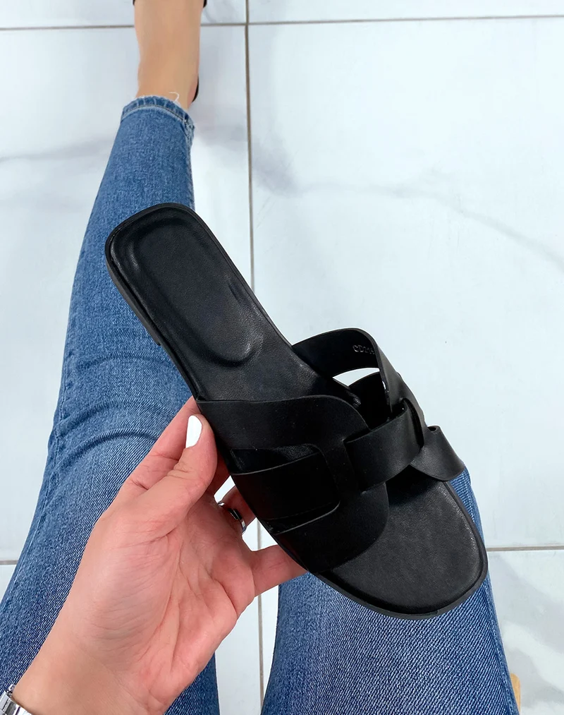 Mules noires plates à brides croisées avant
