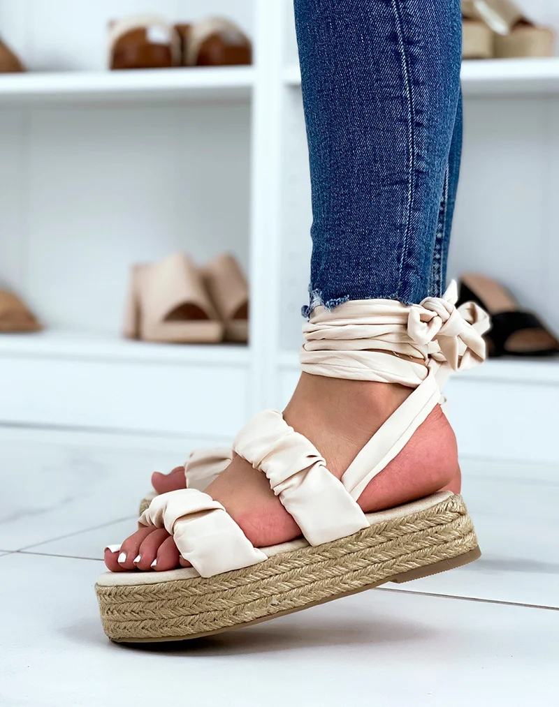 Sandales compensées beiges plates à brides plissées