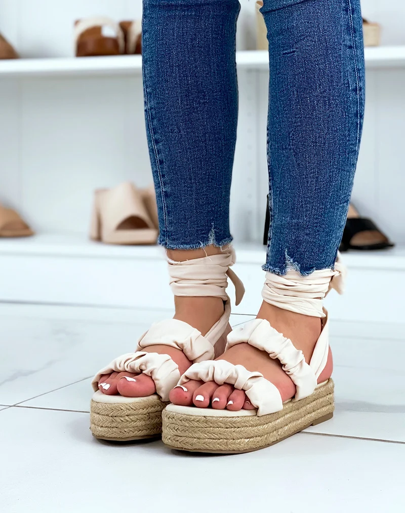 Sandales compensées beiges plates à brides plissées