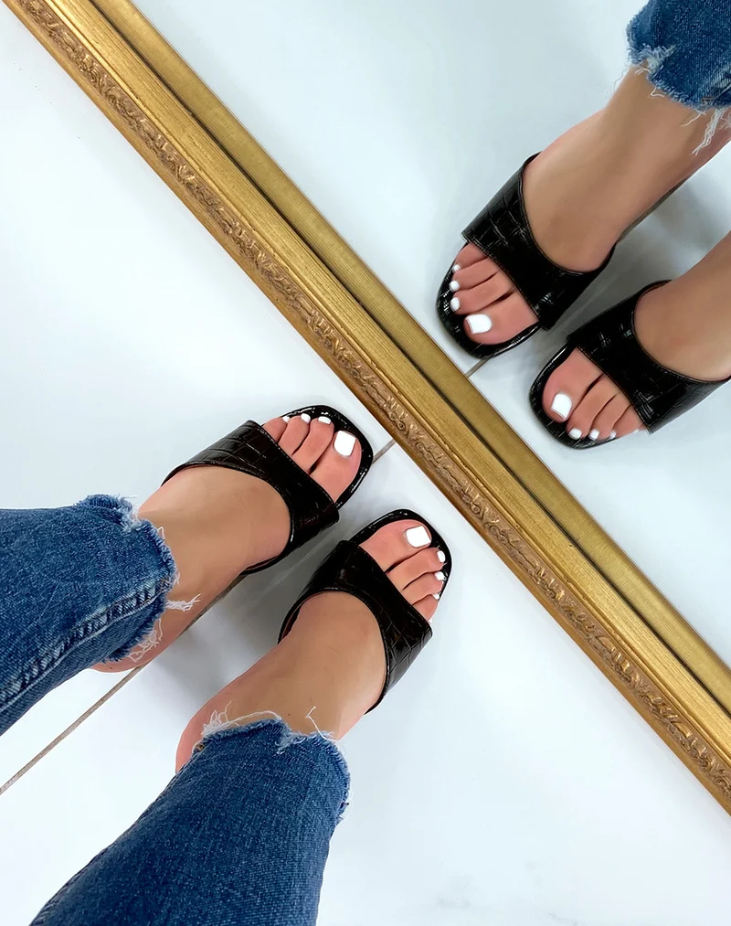 Mules noires effet croco à talon transparent carré