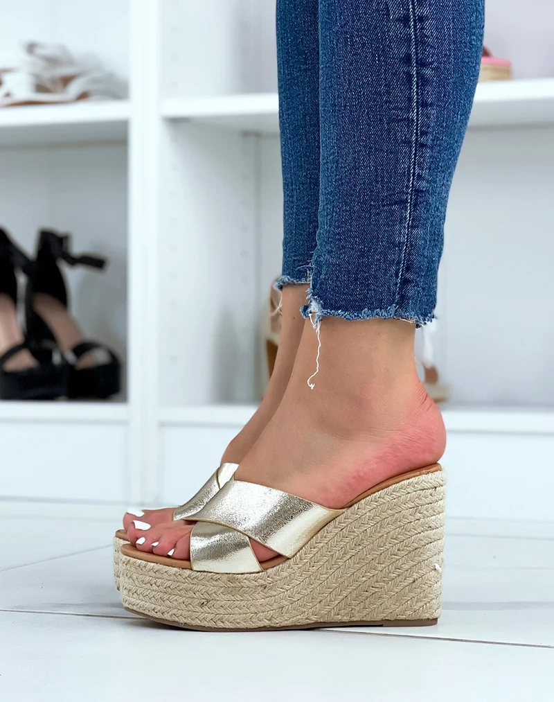 Mules compensées dorée à bride croisée