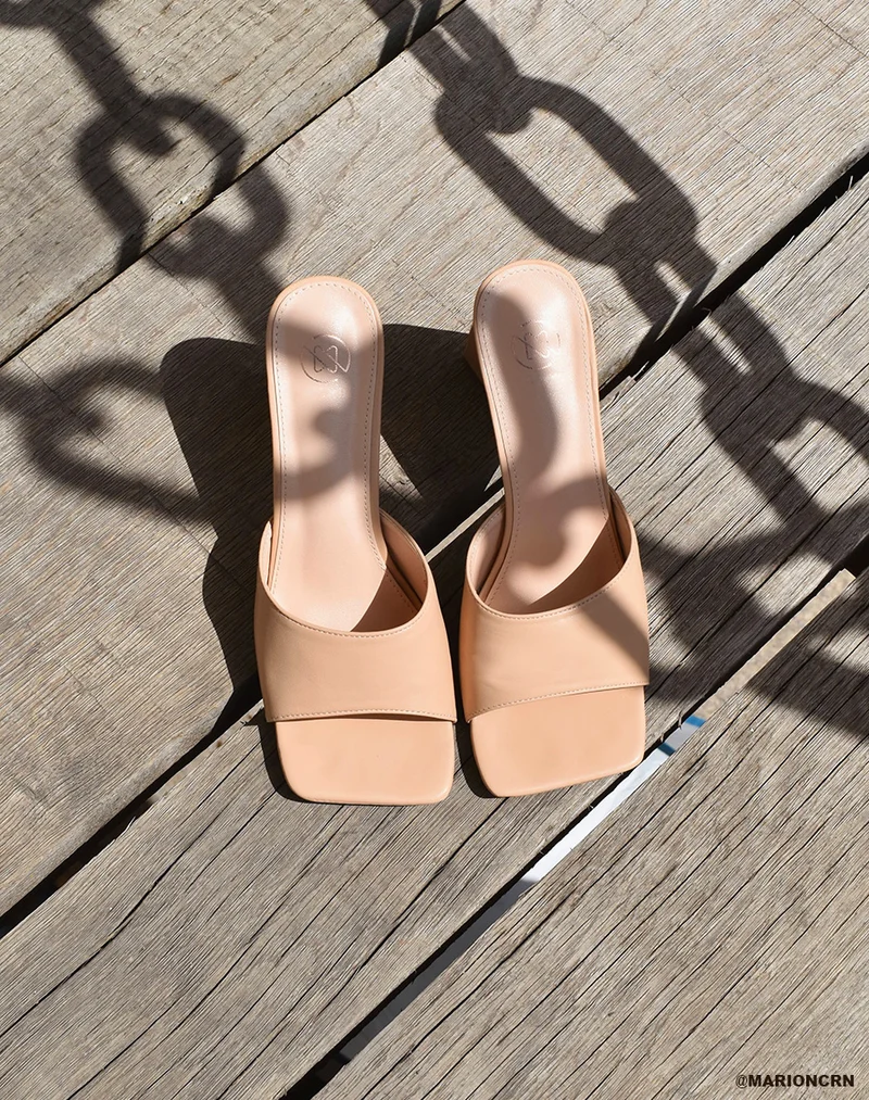 Mules beiges à talon triangulaire