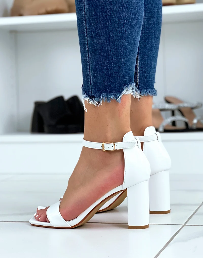 Sandales blanches à talon épais