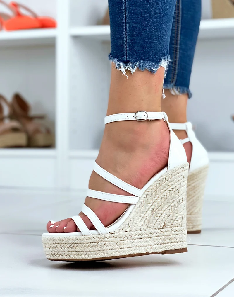 Compensée blanches à lanières entrecroisées et talon haut