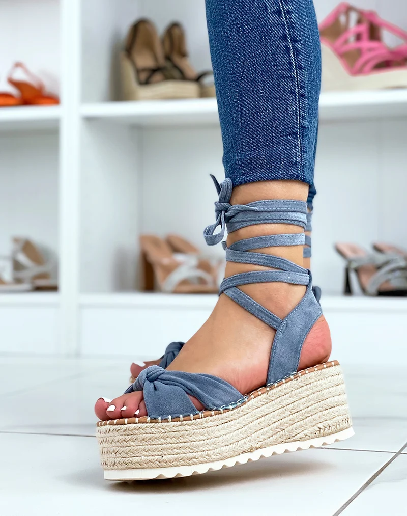 Sandales compensées bleues en suédine à lacets