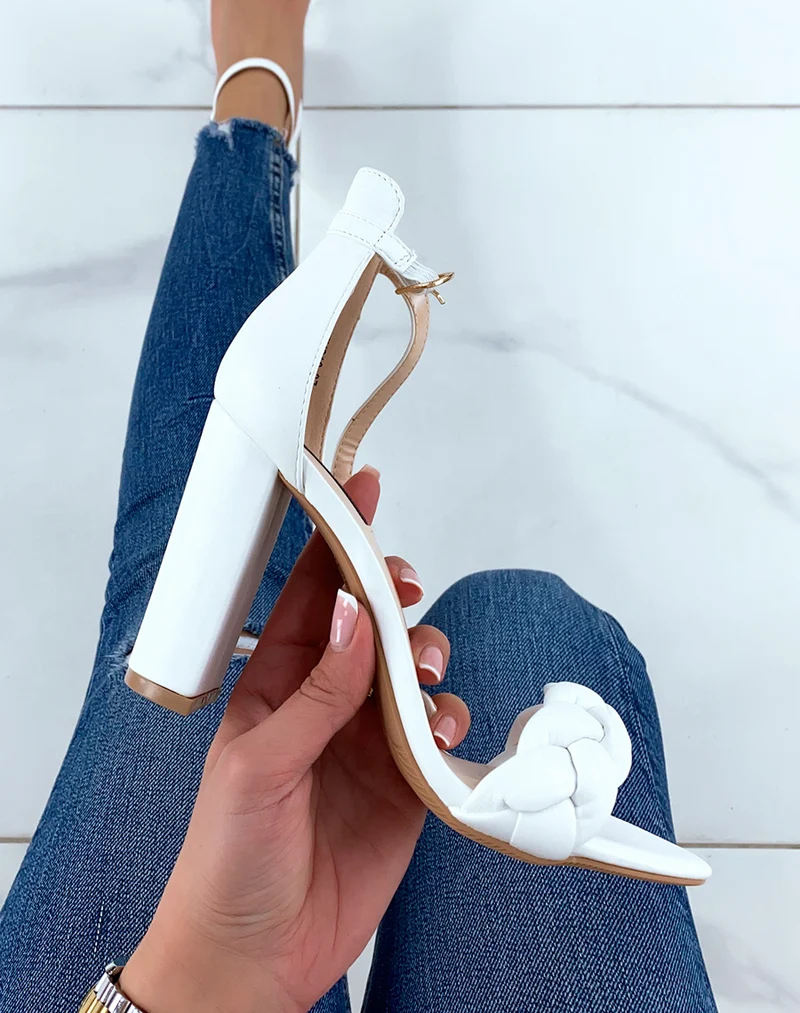 Sandales blanches à talons et bride tressée