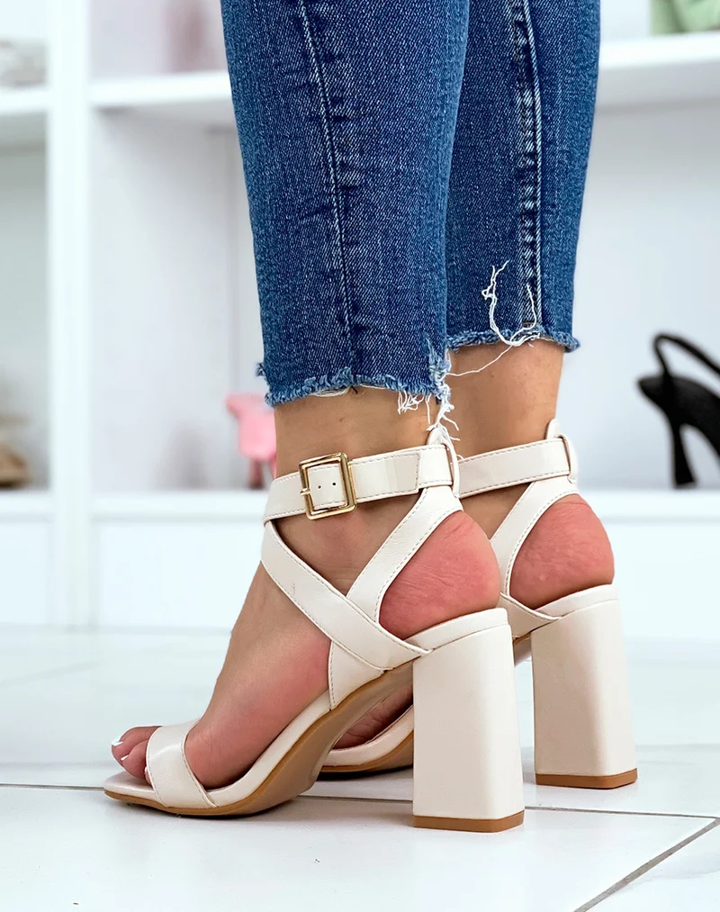 Sandales beiges à talons et à brides entrecroisées