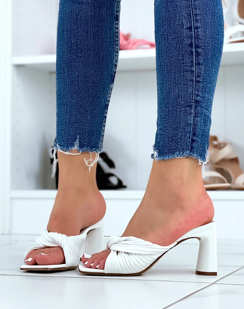 Mules à talons blanches avec une bride épaisse nouée