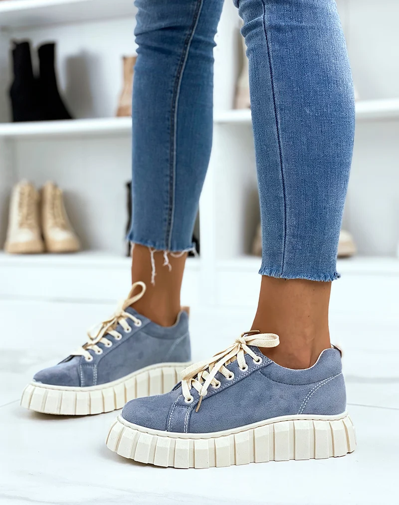 Baskets en suédine bleu jean à lacets et semelle beige