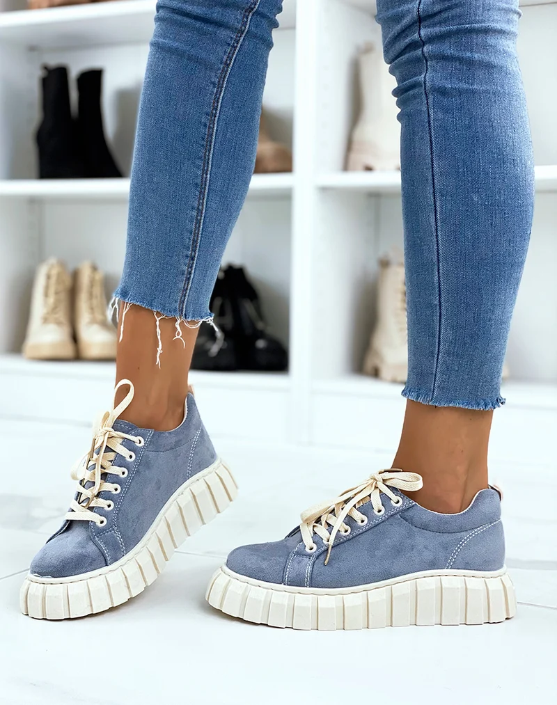 Baskets en suédine bleu jean à lacets et semelle beige