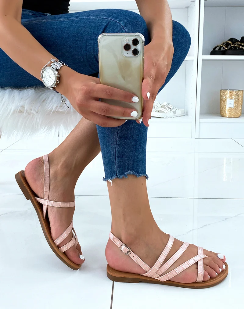 Nu-pieds roses effet croco à multiples lanières entrecroisées