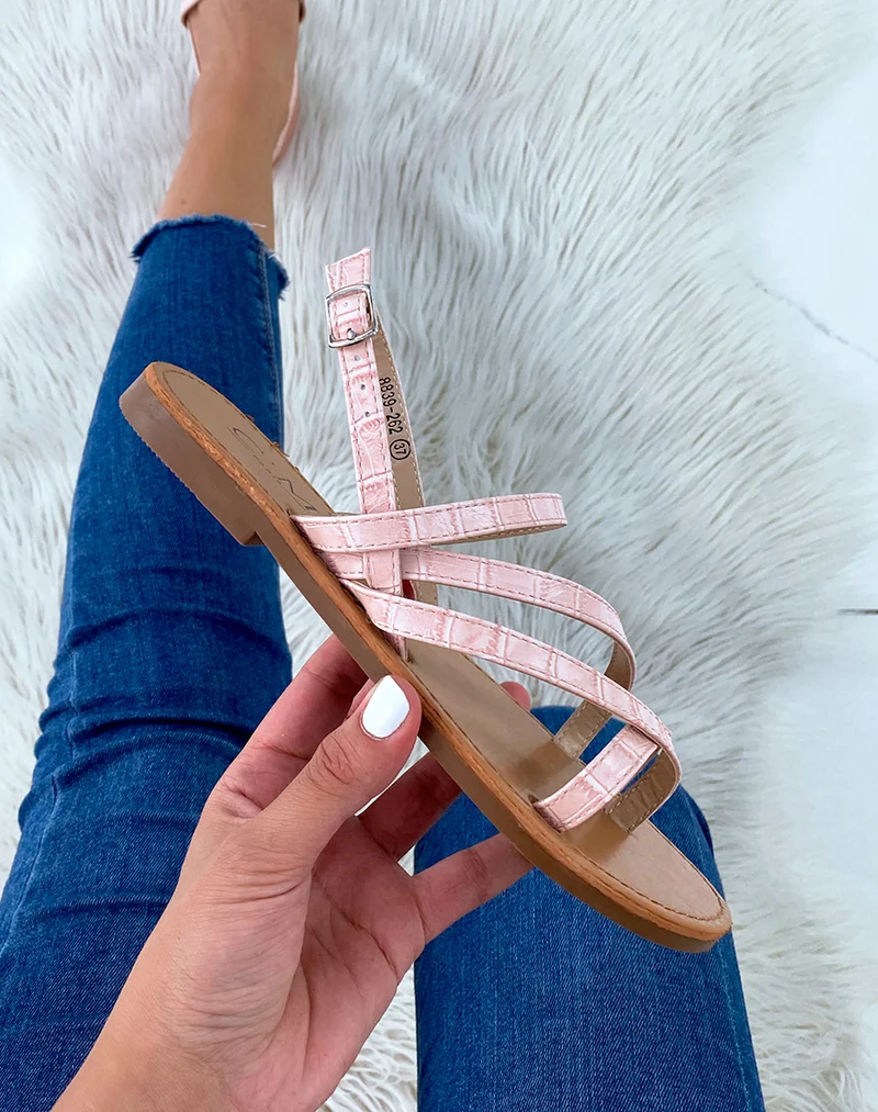 Nu-pieds roses effet croco à multiples lanières entrecroisées