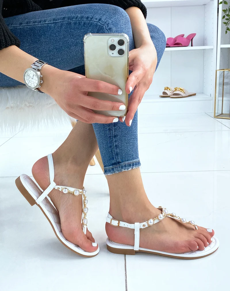 Nu-pieds blancs ornés de perles blanches
