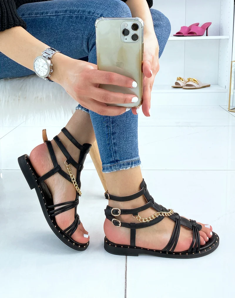 Nu-pieds noirs style spartiate avec chaîne dorée
