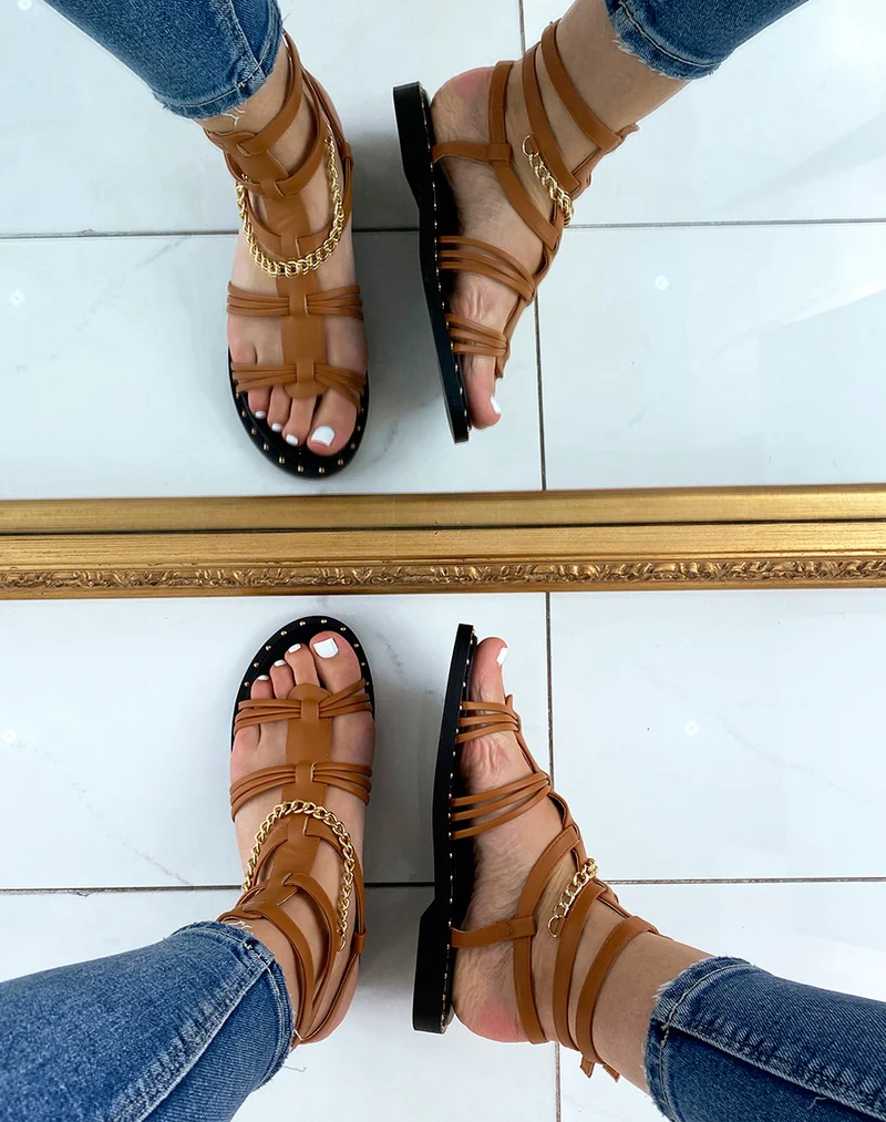 Nu-pieds camel style spartiate avec chaîne dorée