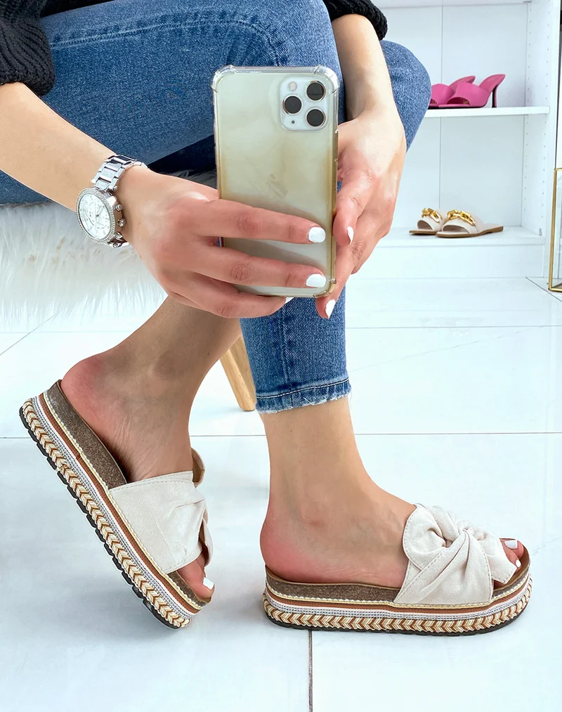Mules à large bride en suédine beige et motif aztèque