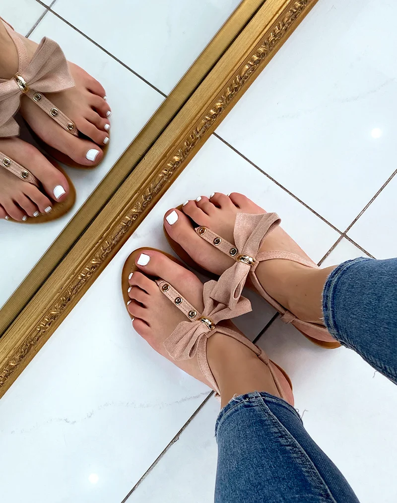 Nu-pieds roses à nœud et détails dorés