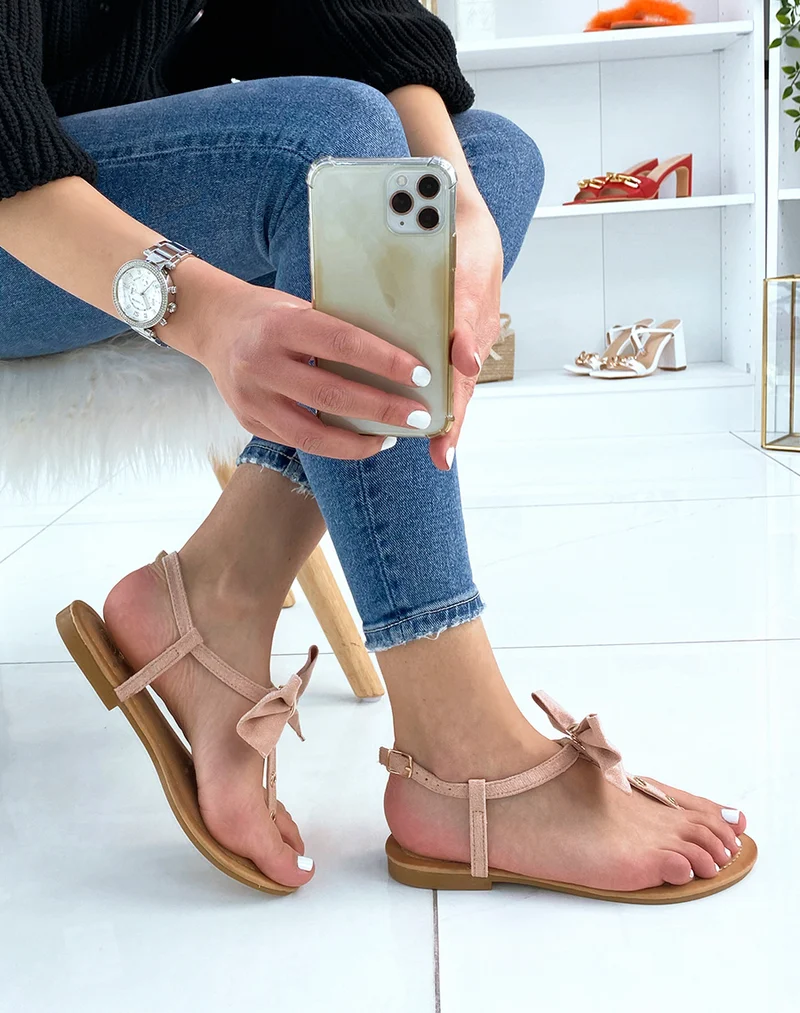 Nu-pieds roses à nœud et détails dorés