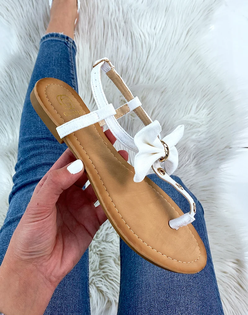 Nu-pieds blancs à nœud et détails dorés