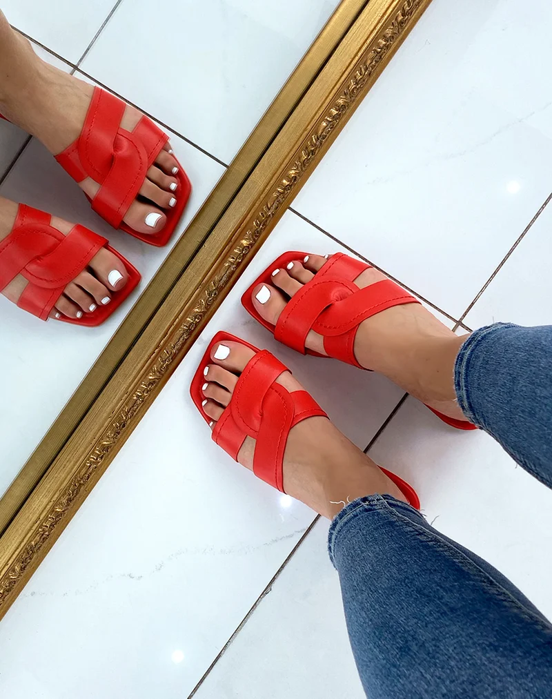 Mules rouges à larges brides entrecroisées