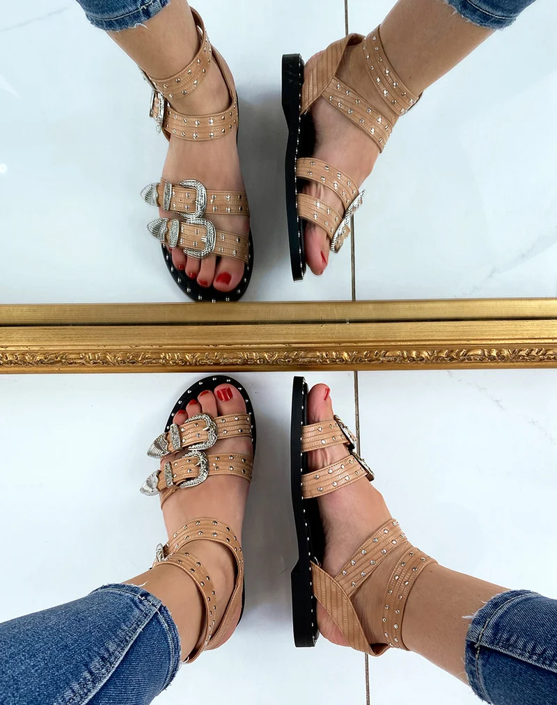 Sandales nude foncé à multiples brides ajustables cloutées