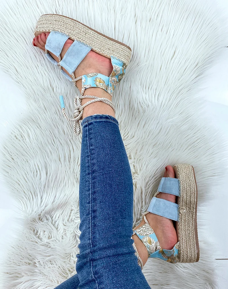 Compensées bleues à motifs asymétriques à lacet et semelle en toile de jute