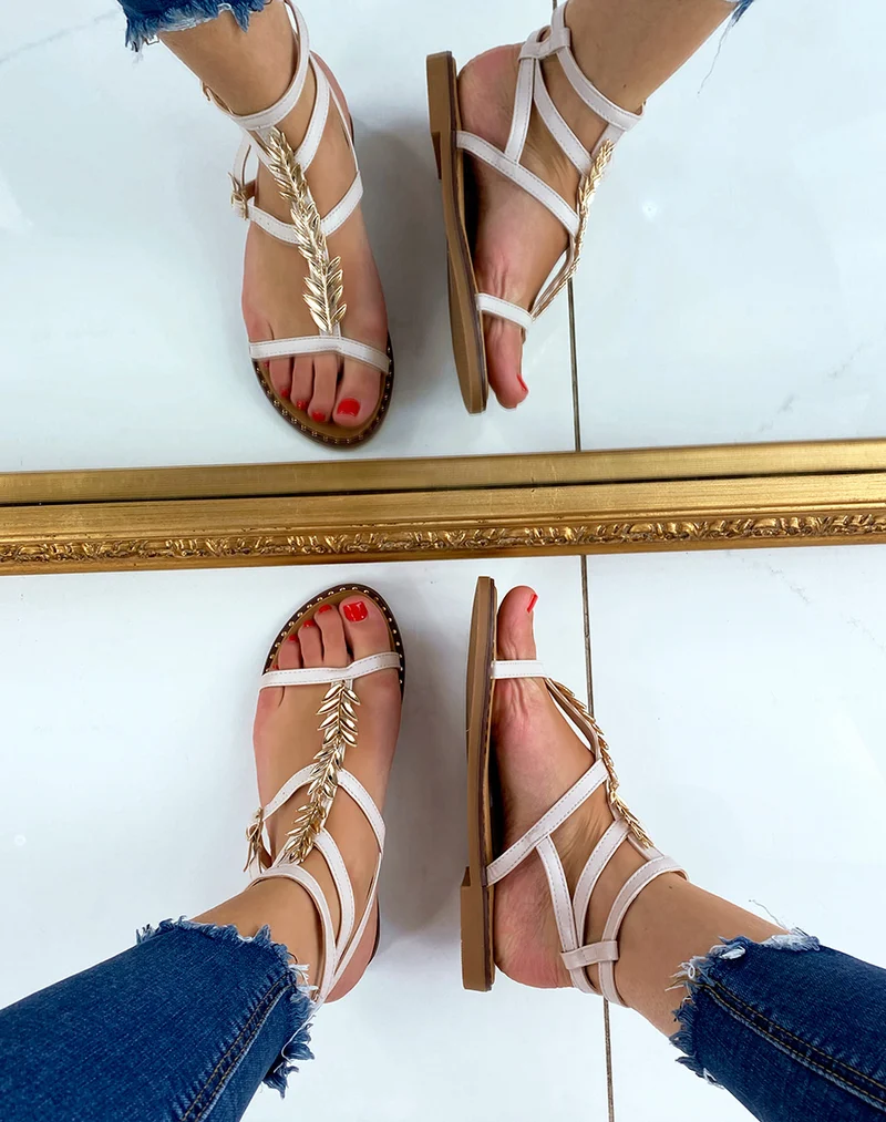 Nu-pieds beige avec détail en forme de feuille dorée