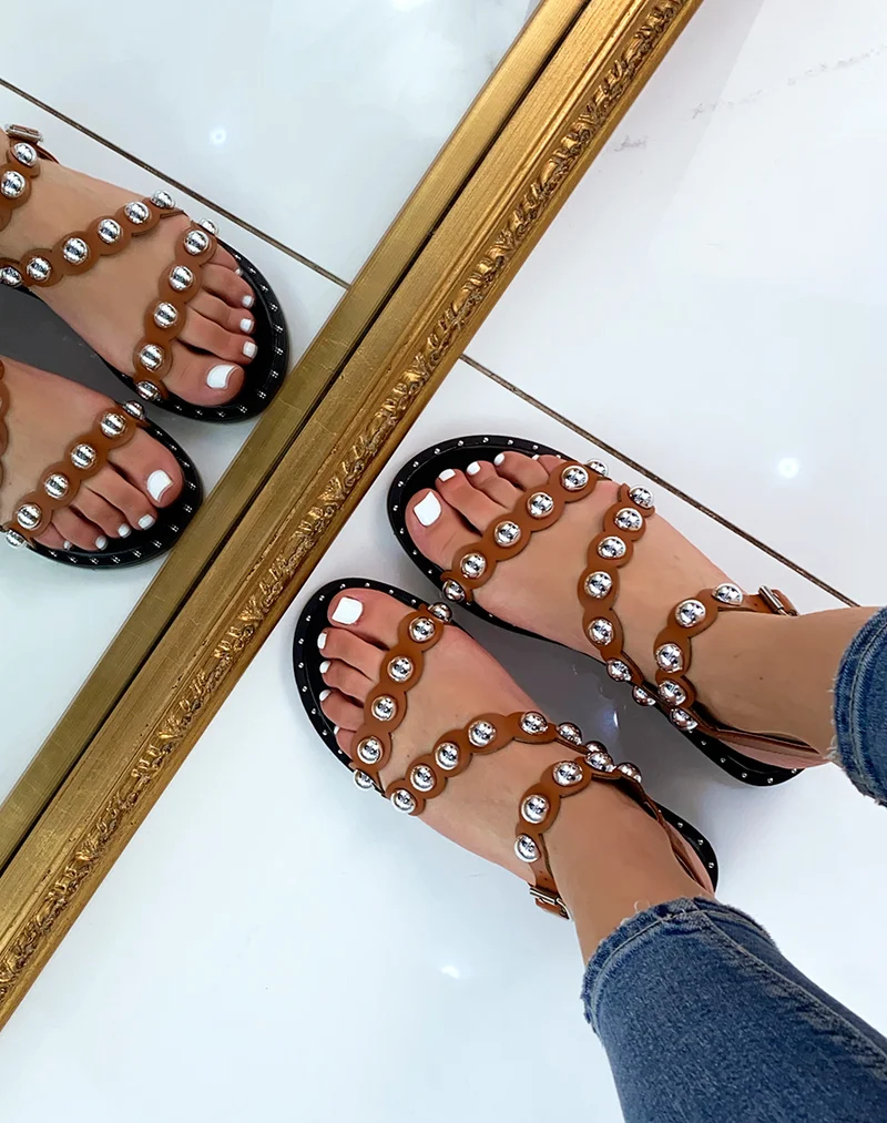 Nu-pieds camel à lanières arrondies et cloutées