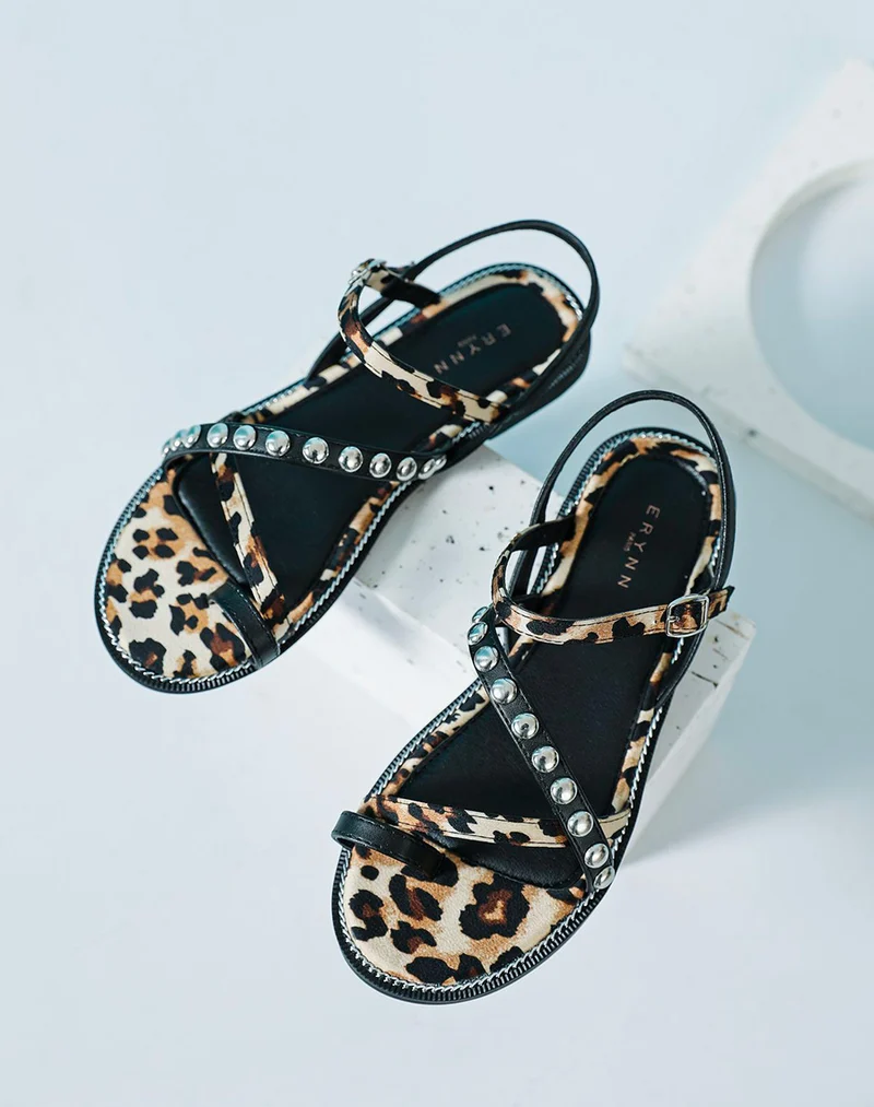 Nu-pieds noirs et léopard à détail clouté