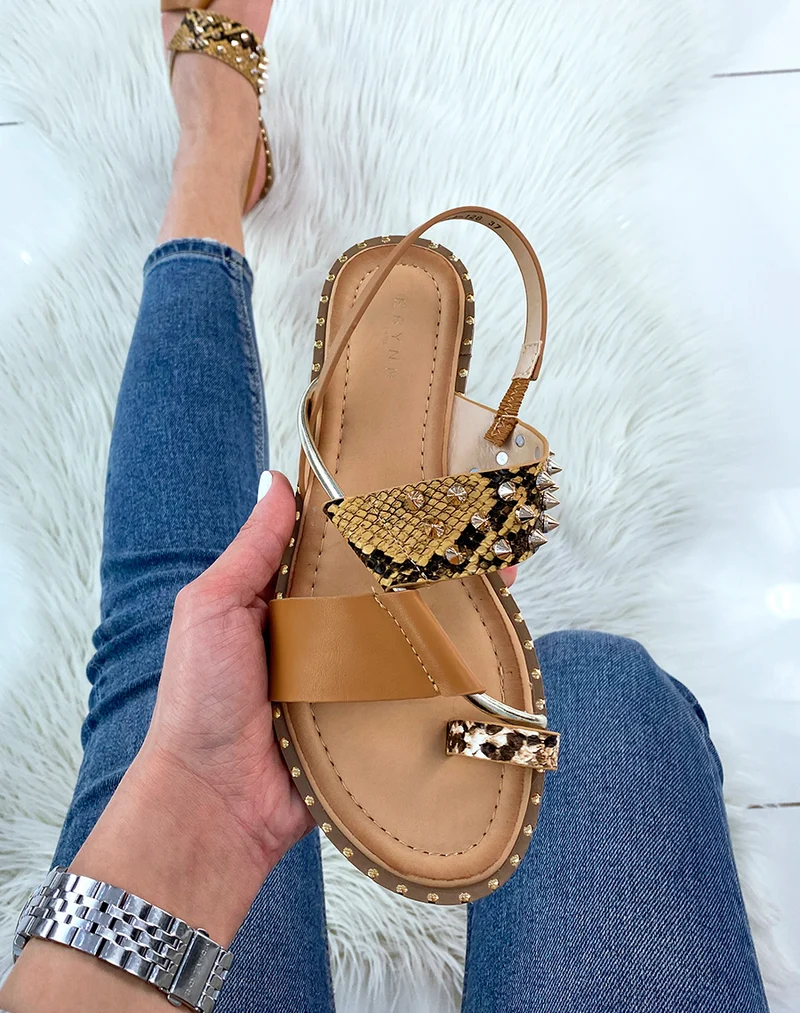 Nu-pieds camel et effet snake ornés de clous