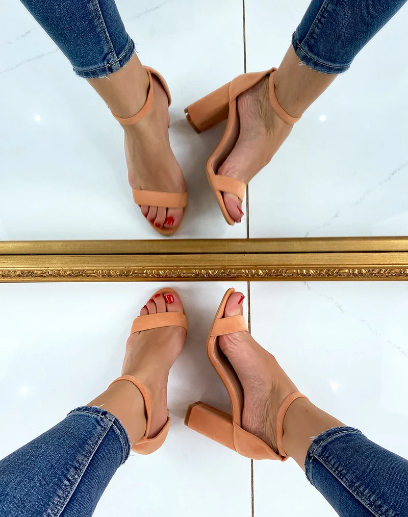 Sandales à talon en suédine orange pastel à fines lanières