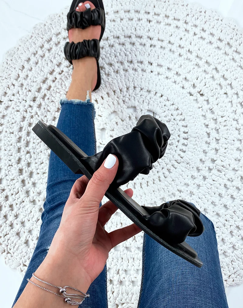 Sandales plates en simili cuir noires