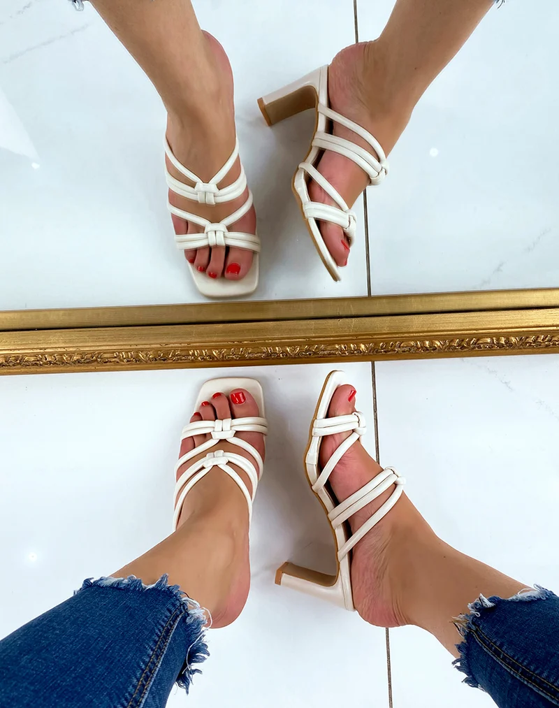Mules à talon beiges et multiples brides nouées