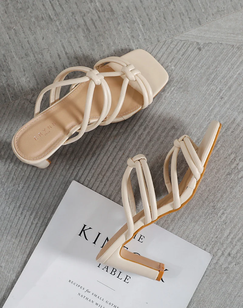 Mules à talon beiges et multiples brides nouées