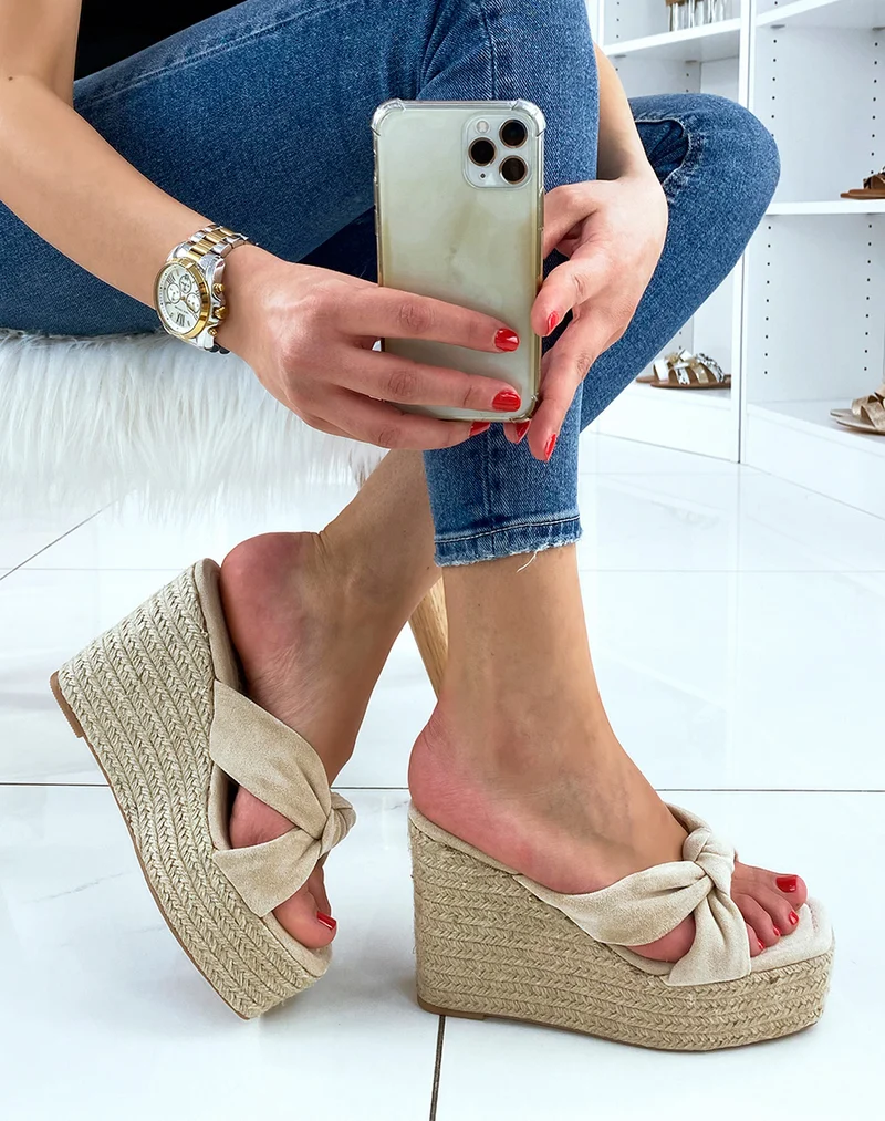 Compensées en suédine beige à brides entrecroisées