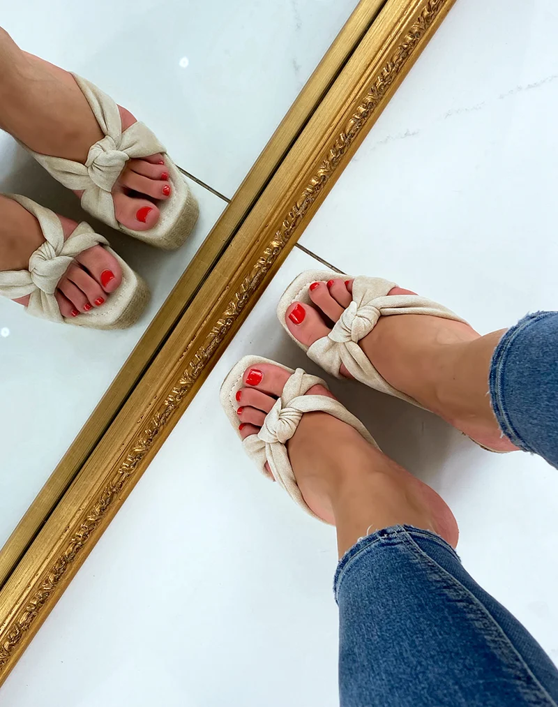 Compensées en suédine beige à brides entrecroisées